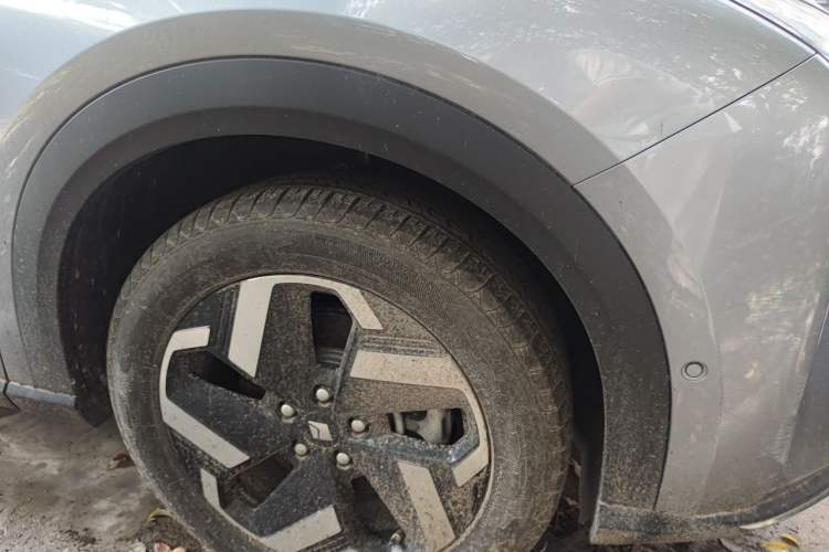 Used Baojun Yunhai 2024 600km Pure Electric Version Right Front Wheel Hub