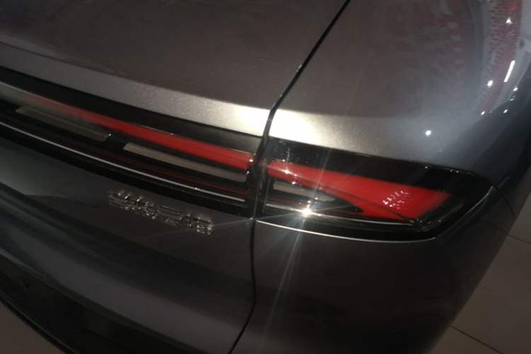 Used Baojun Yunhai 2024 140km Plug-in Hybrid Version Right Rear Taillight