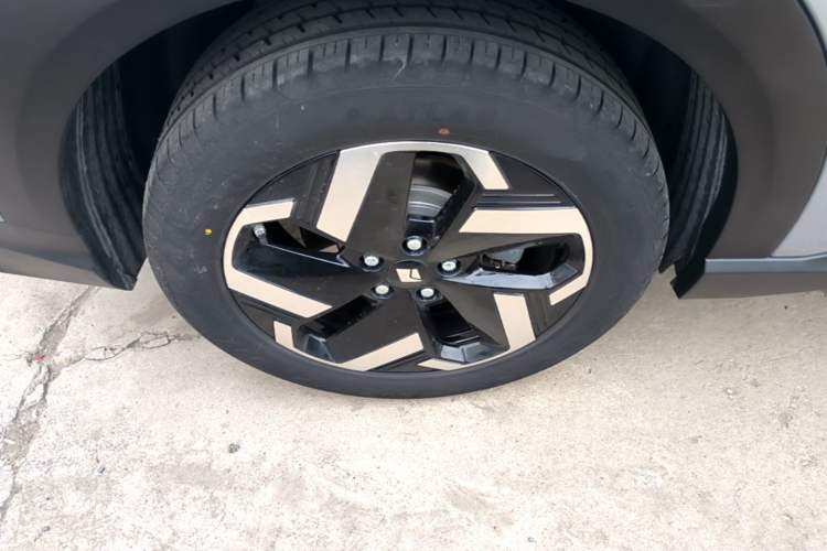 Used Baojun Yunhai 2024 500km Pure Electric Version Right Rear Wheel Hub