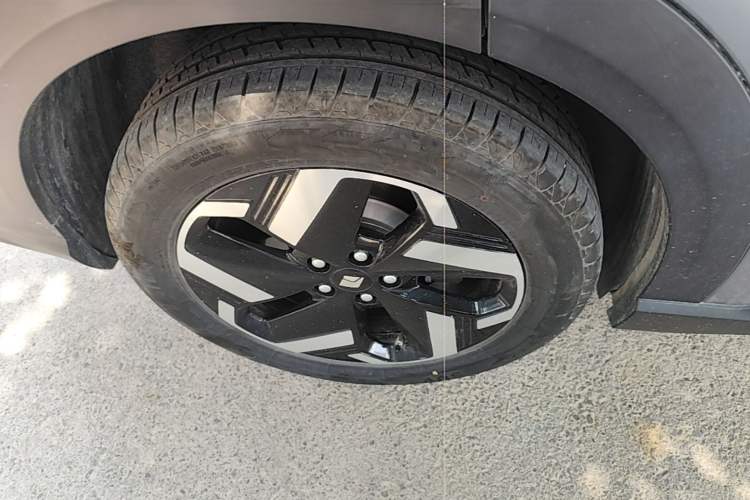 Used Baojun Yunhai 2024 140km Plug-in Hybrid Version Right Rear Wheel Hub