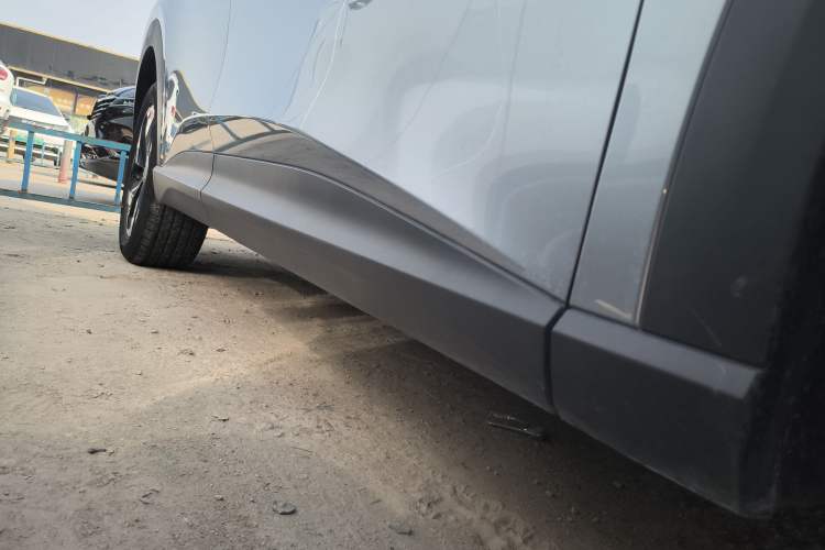 Used Baojun Yunhai 2024 140km Plug-in Hybrid Version Right Side Sill