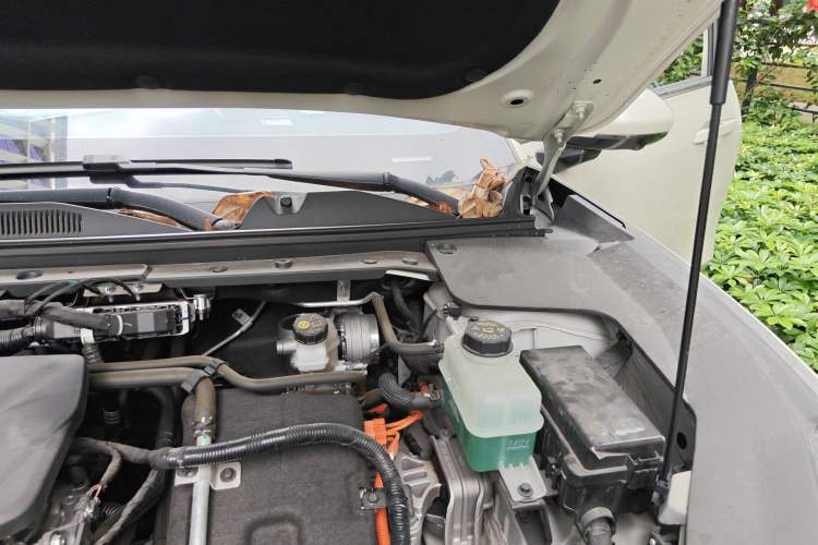 Used Baojun Yunhai 2024 140km Plug-in Hybrid Version Engine Bay Left