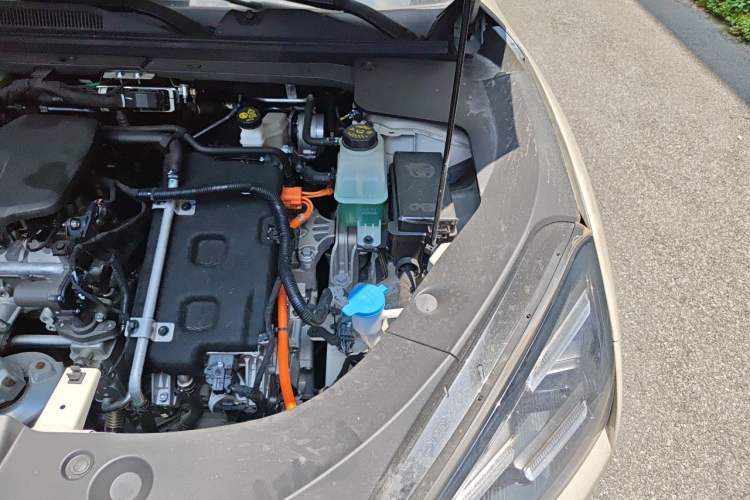 Used Baojun Yunhai 2024 140km Plug-in Hybrid Version Engine Bay Left