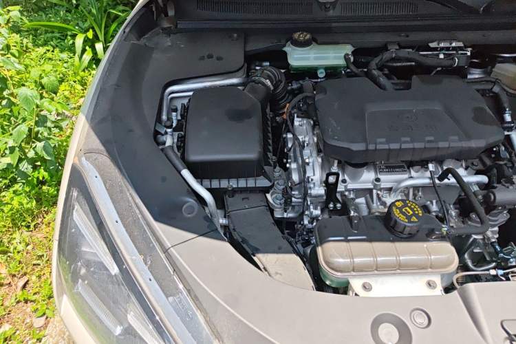 Used Baojun Yunhai 2024 140km Plug-in Hybrid Version Engine Bay Right