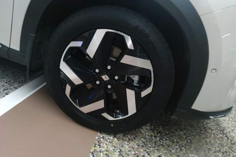 Used Baojun Yunhai 2024 500km Pure Electric Version Right Front Wheel Hub