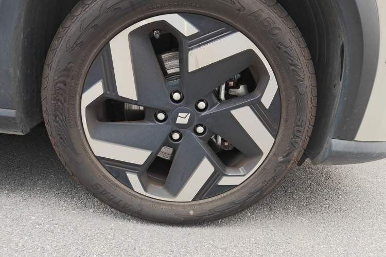 Used Baojun Yunhai 2024 140km Plug-in Hybrid Version Right Front Wheel Hub