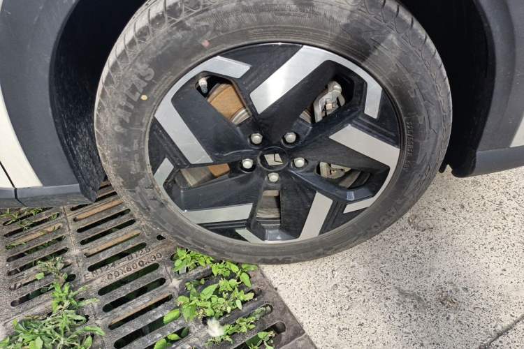 Used Baojun Yunhai 2024 140km Plug-in Hybrid Version Right Front Wheel Hub