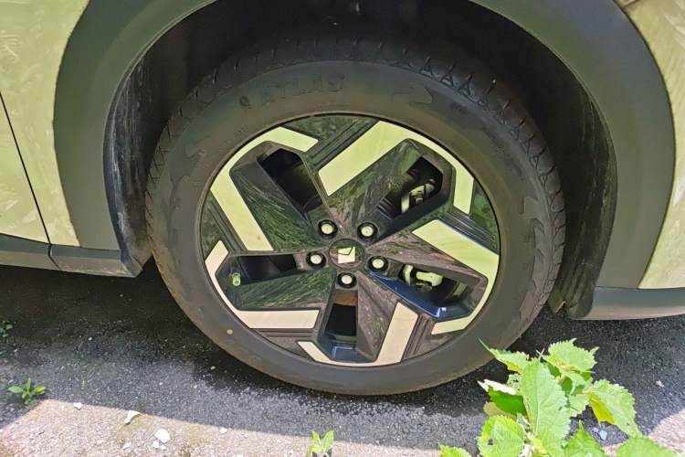 Used Baojun Yunhai 2024 140km Plug-in Hybrid Version Right Front Wheel Hub