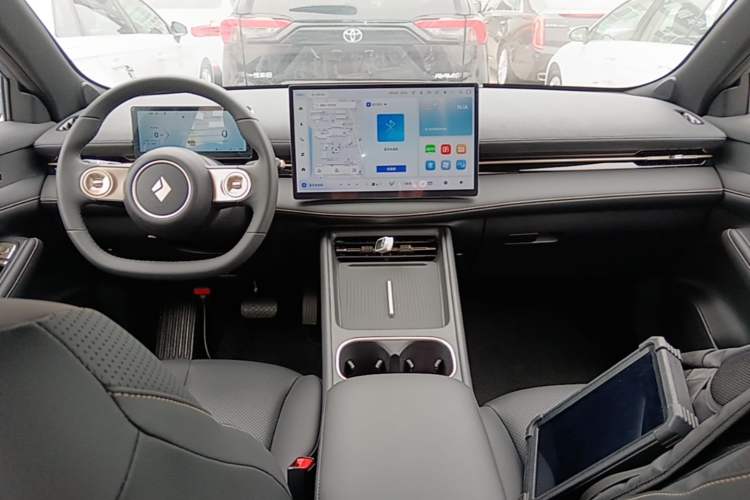 Used Baojun Yunhai 2024 140km Plug-in Hybrid Version Center Console