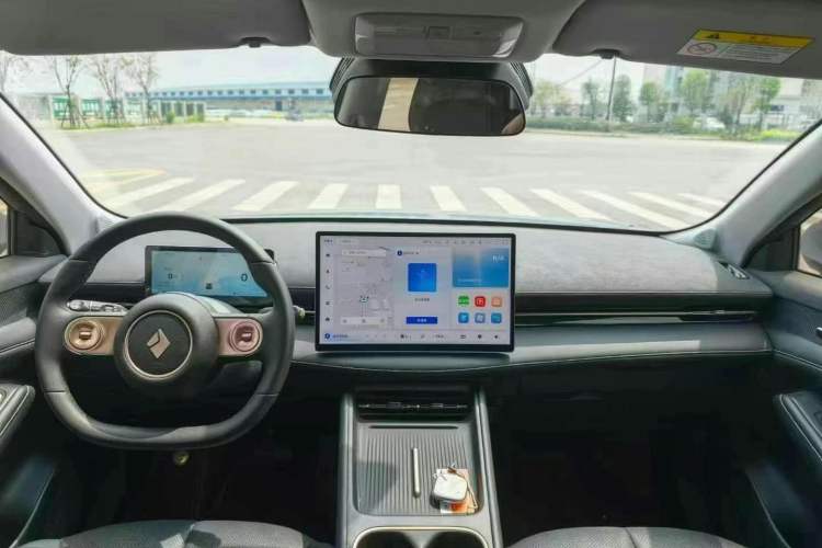 Used Baojun Yunhai 2024 140km Plug-in Hybrid Version Interior 1