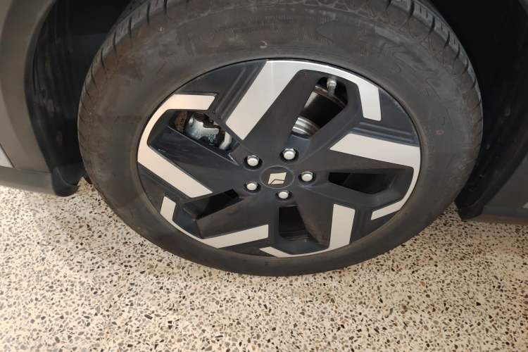 Used Baojun Yunhai 2024 140km Plug-in Hybrid Version Left Front Wheel Hub