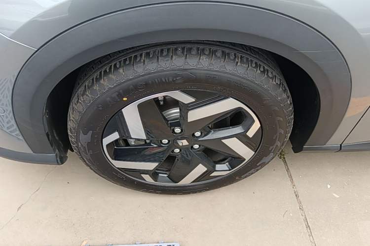 Used Baojun Yunhai 2024 140km Plug-in Hybrid Version Left Front Wheel Hub