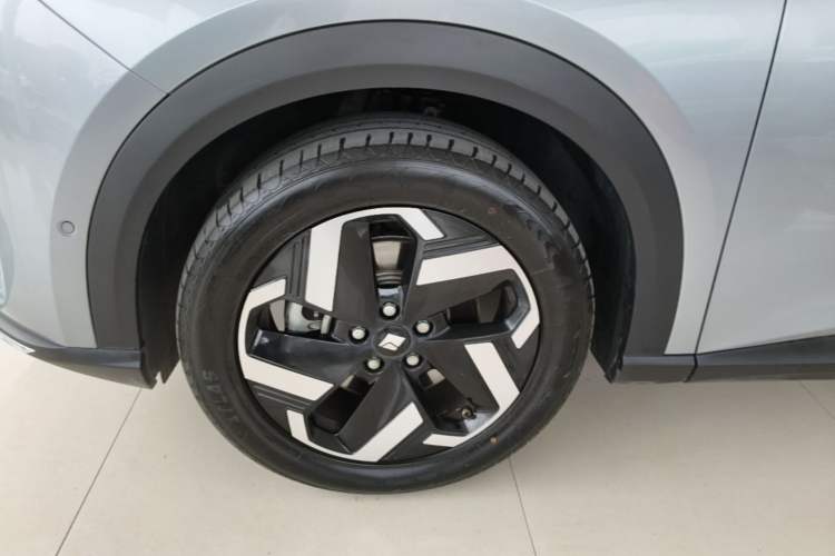 Used Baojun Yunhai 2024 600km Pure Electric Version Left Front Wheel Hub