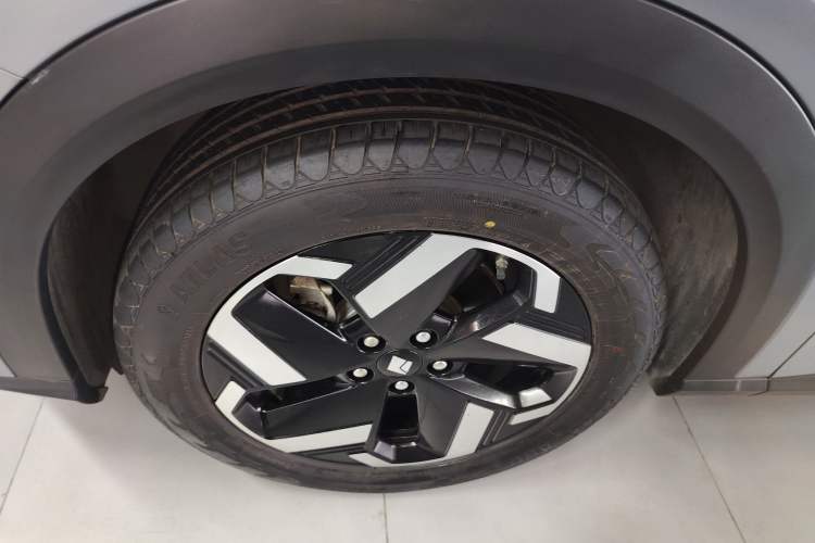 Used Baojun Yunhai 2024 500km Pure Electric Version Left Front Wheel Hub