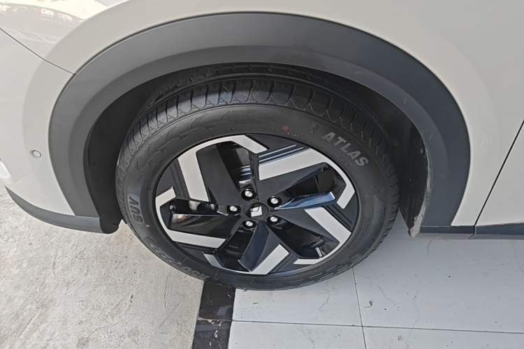 Used Baojun Yunhai 2024 140km Plug-in Hybrid Version Left Front Wheel Hub
