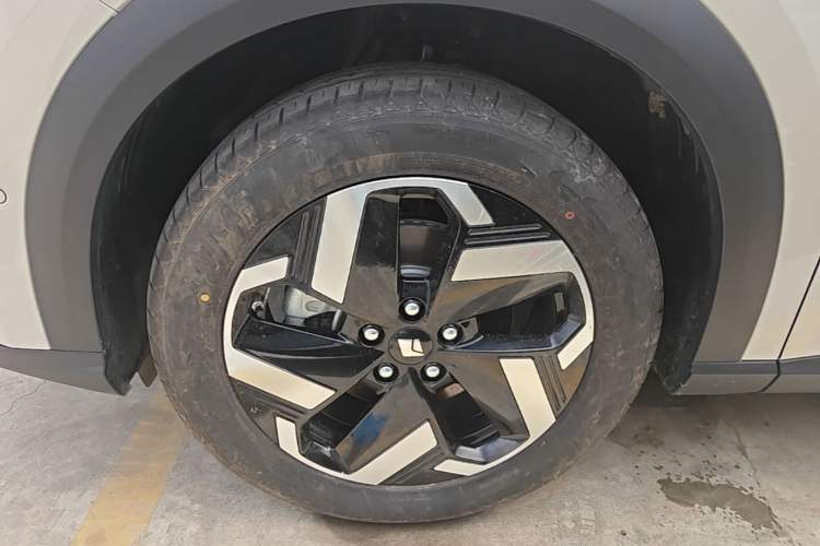 Used Baojun Yunhai 2024 500km Pure Electric Version Left Front Wheel Hub