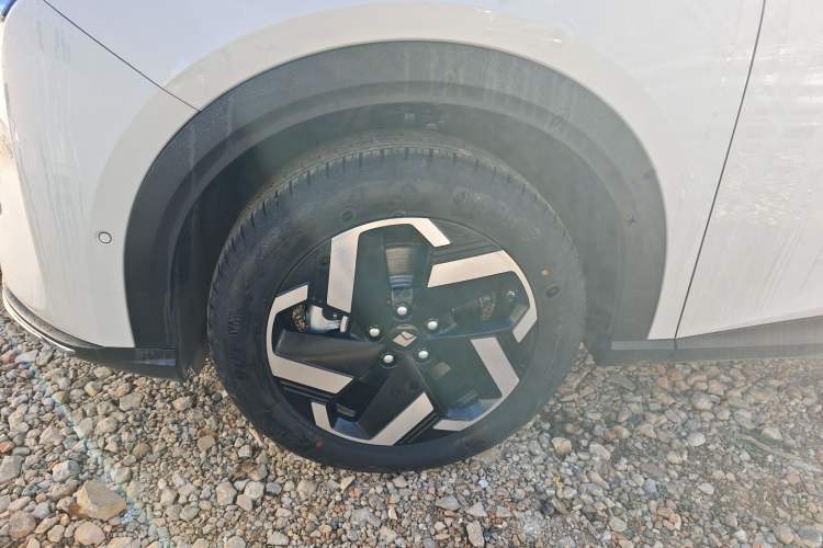 Used Baojun Yunhai 2024 600km Pure Electric Version Left Front Wheel Hub