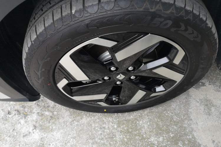 Used Baojun Yunhai 2024 500km Pure Electric Version Left Front Wheel Hub