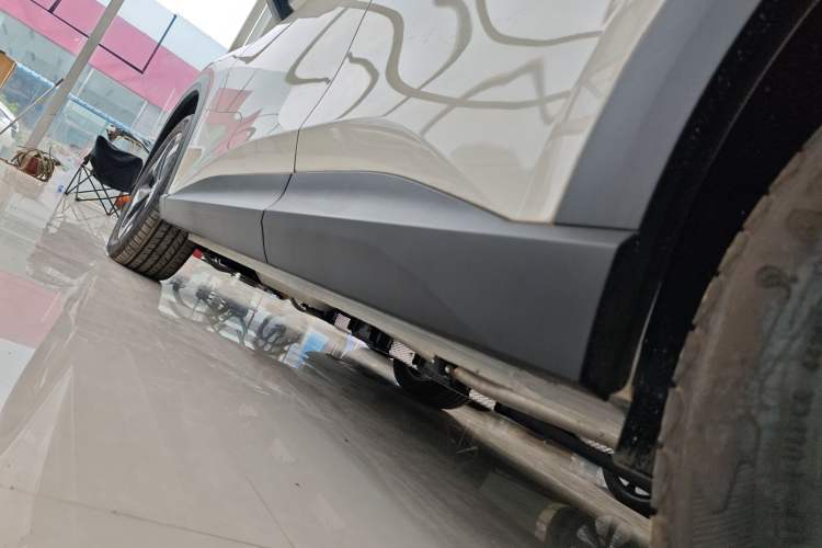 Used Baojun Yunhai 2024 140km Plug-in Hybrid Version Left Side Sill