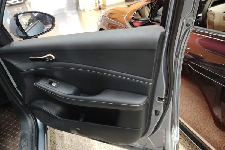Used Baojun Yunhai 2024 140km Plug-in Hybrid Version Right Front Door Interior