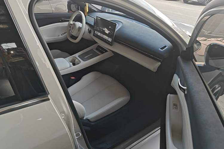 Used Baojun Yunhai 2024 140km Plug-in Hybrid Version Right Front Seat