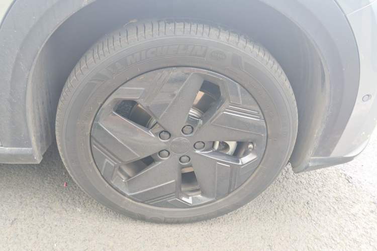 Used Baojun Yunhai 2024 600km Pure Electric Version Right Front Wheel Hub
