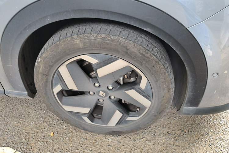 Used Baojun Yunhai 2024 140km Plug-in Hybrid Version Right Front Wheel Hub