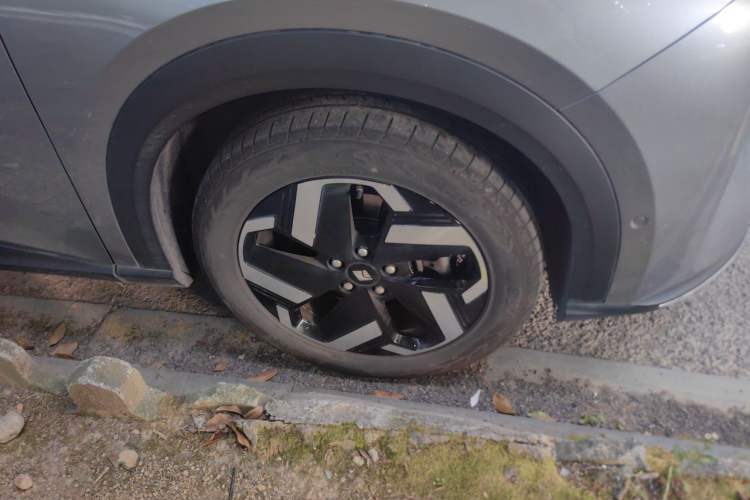 Used Baojun Yunhai 2024 600km Pure Electric Version Right Front Wheel Hub