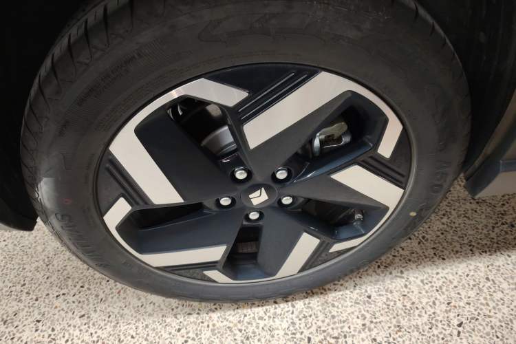 Used Baojun Yunhai 2024 140km Plug-in Hybrid Version Right Rear Wheel Hub