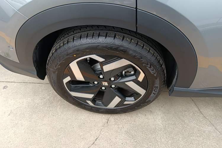Used Baojun Yunhai 2024 140km Plug-in Hybrid Version Right Rear Wheel Hub