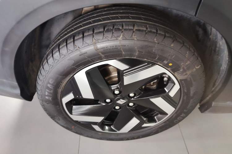 Used Baojun Yunhai 2024 500km Pure Electric Version Right Rear Wheel Hub