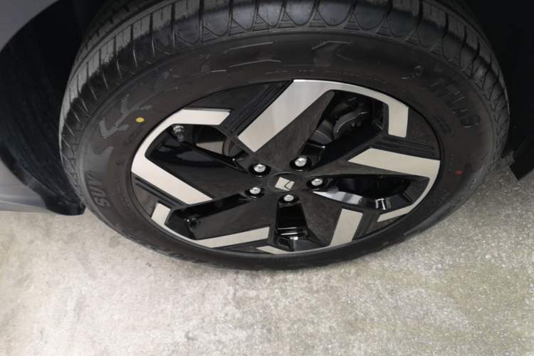 Used Baojun Yunhai 2024 500km Pure Electric Version Right Rear Wheel Hub