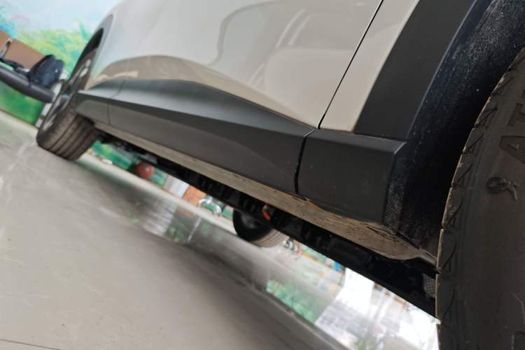Used Baojun Yunhai 2024 140km Plug-in Hybrid Version Right Side Sill