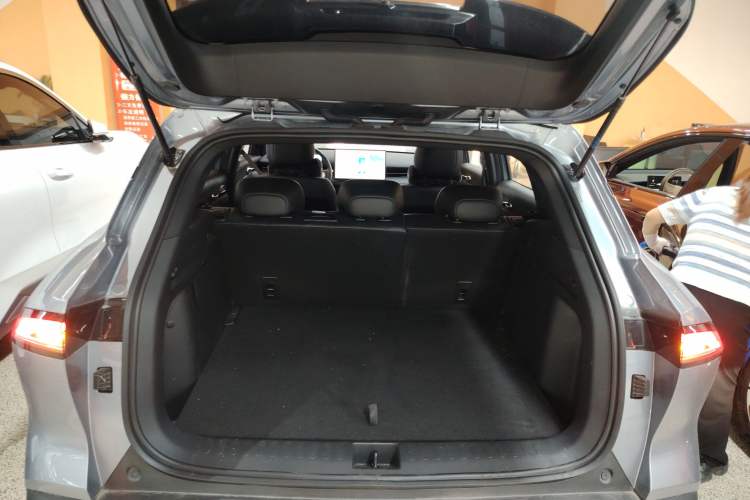 Used Baojun Yunhai 2024 140km Plug-in Hybrid Version Trunk