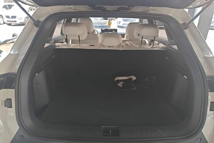 Used Baojun Yunhai 2024 140km Plug-in Hybrid Version Trunk
