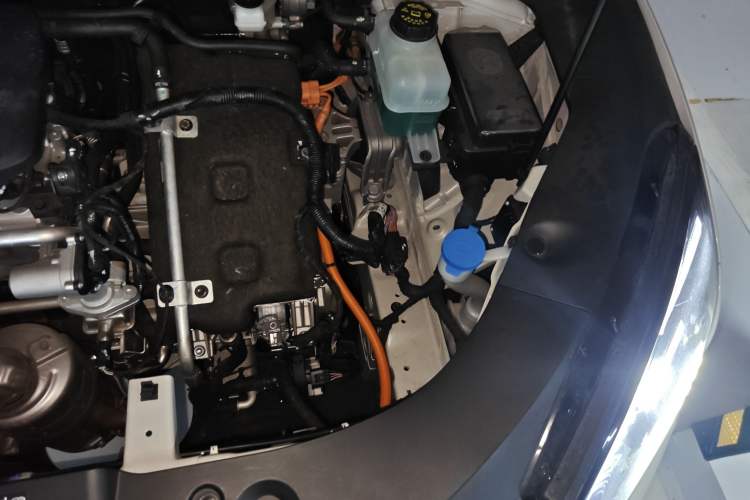 Used Baojun Yunhai 2024 60km Plug-in Hybrid Version Engine Bay Left