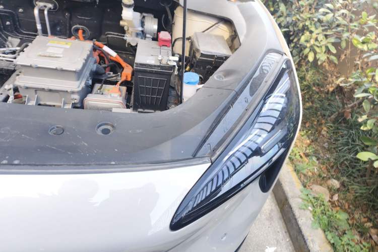 Used Baojun Yunhai 2024 600km Pure Electric Version Engine Bay Left