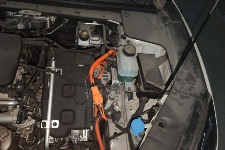 Used Baojun Yunhai 2024 140km Plug-in Hybrid Version Engine Bay Left