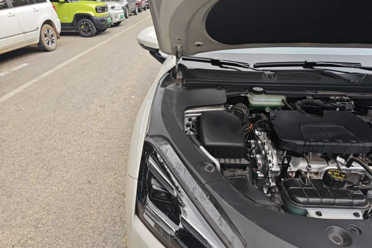 Used Baojun Yunhai 2024 140km Plug-in Hybrid Version Engine Bay Right