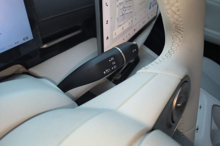 Used Baojun Yunhai 2024 140km Plug-in Hybrid Version Gear Lever