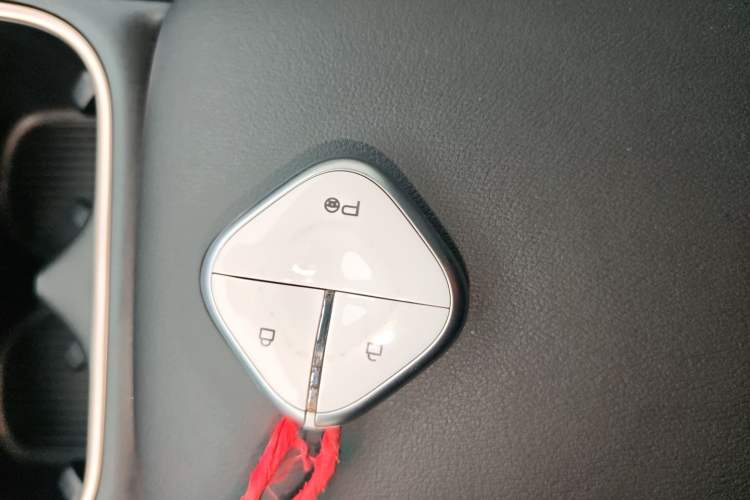 Used Baojun Yunhai 2024 140km Plug-in Hybrid Version Interior 1