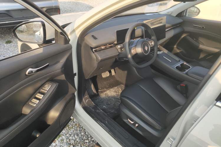 Used Baojun Yunhai 2024 60km Plug-in Hybrid Version Interior 3
