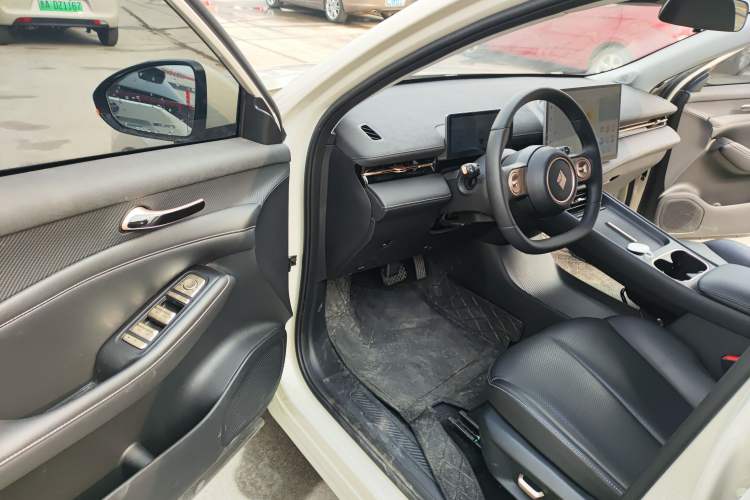 Used Baojun Yunhai 2024 140km Plug-in Hybrid Version Interior 3