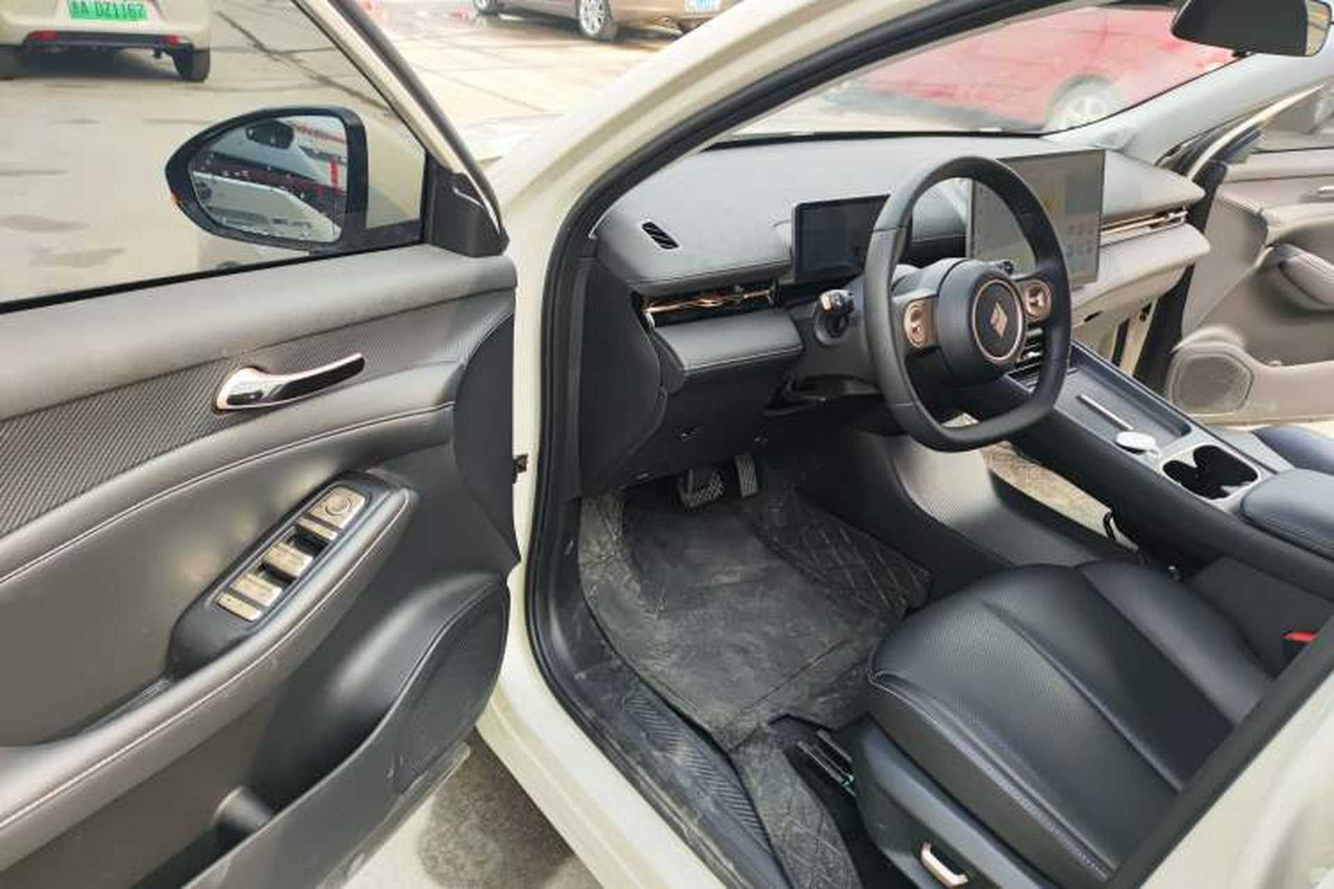 Used Baojun Yunhai 2024 140km Plug-in Hybrid Version Interior 3