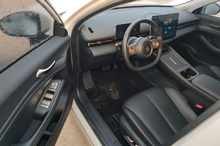 Used Baojun Yunhai 2024 140km Plug-in Hybrid Version Interior 3