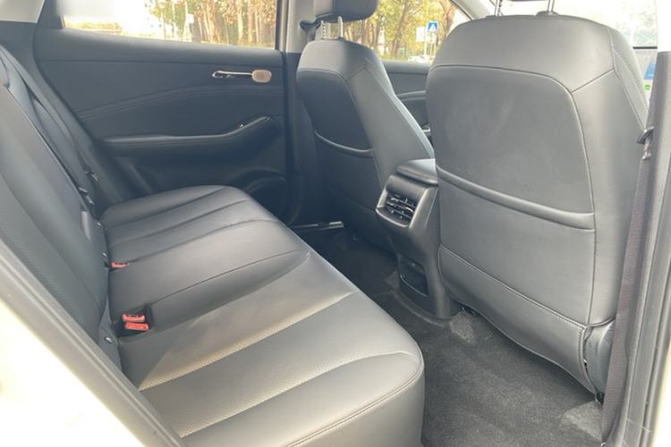 Used Baojun Yunhai 2024 140km Plug-in Hybrid Version Interior 3