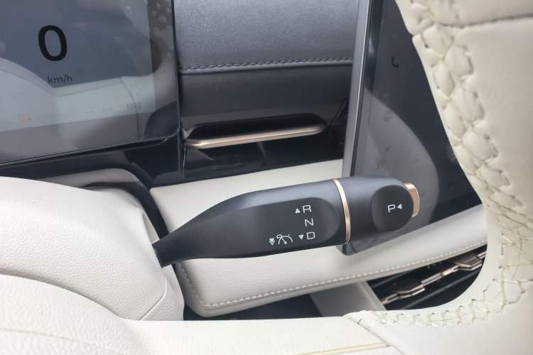 Used Baojun Yunhai 2024 60km Plug-in Hybrid Version Interior 4