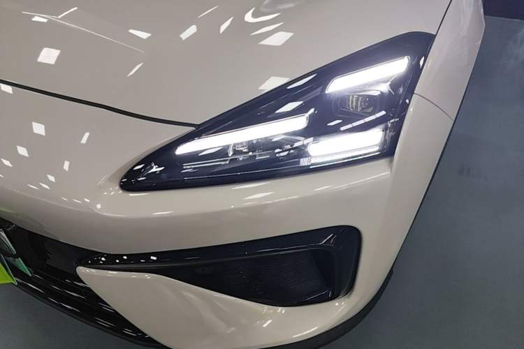 Used Baojun Yunhai 2024 140km Plug-in Hybrid Version Left Front Headlight