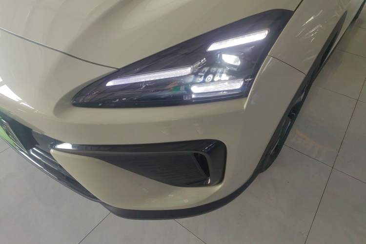 Used Baojun Yunhai 2024 140km Plug-in Hybrid Version Left Front Headlight
