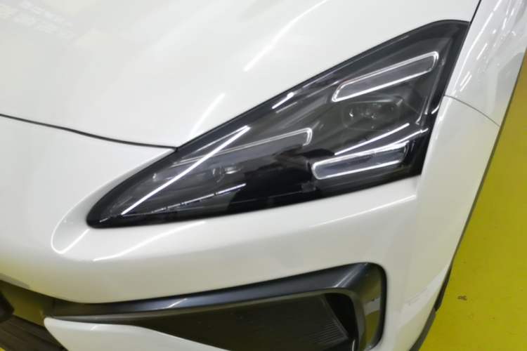 Used Baojun Yunhai 2024 140km Plug-in Hybrid Version Left Front Headlight